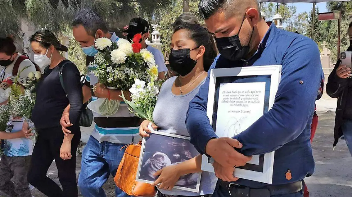 Padres recuperan el cuerpo de su hija (2)